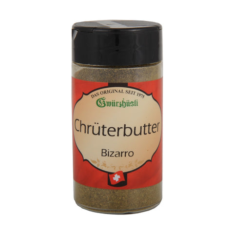 Ein durchsichtiger Gewürzstreuer mit schwarzem Deckel und einer grünen Kräutermischung, beschriftet mit „Chrüterbutter Bizarro“ und einem kleinen Schweizer Kreuz unten auf dem roten Etikett.