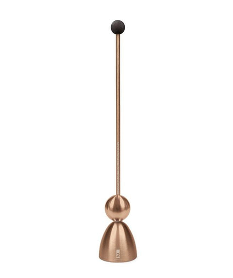 Ein hohes, rosé-goldfarbenes „Clack“-Werkzeug zum Eierköpfen mit langem Stab und schwarzem Knopf.