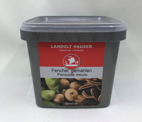 Ein dunkelgrauer, quadratischer Kunststoffbehälter mit „Fenchel, gemahlen“ von Landolt Hauser, mit einem rot-weißen Etikett, einem Schiffslogo und einer Fotografie verschiedener ganzer Gewürze.
