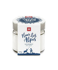 Ein kleines Glas mit Silberdeckel und 130g „Fleur des Alpes“ Gourmet-Salz, versehen mit einem weißen Etikett mit Schweizer Flagge und einem kreisförmigen blauen Design auf der Oberseite.