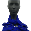 Ein königsblauer Seiden-Foulard/Halstuch mit kleinen gold- und silberfarbenen Paisley-Details, präsentiert auf einem schwarzen Schaufensterpuppenkopf.
