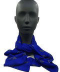 Ein königsblauer Seiden-Foulard/Halstuch mit kleinen gold- und silberfarbenen Paisley-Details, präsentiert auf einem schwarzen Schaufensterpuppenkopf.