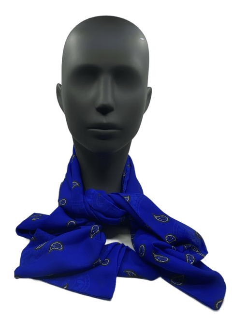 Ein königsblauer Seiden-Foulard/Halstuch mit kleinen gold- und silberfarbenen Paisley-Details, präsentiert auf einem schwarzen Schaufensterpuppenkopf.