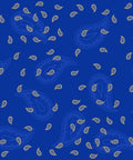 Textilmuster aus verstreuten Paisley-Motiven in zwei Blautönen und weißen Umrissen auf einem königsblauen Hintergrund.
