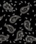 Textilmuster aus verstreuten Paisley-Motiven in Dunkelgrau mit hellgrauen Umrissen auf einem schwarzen Hintergrund.