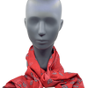 Ein leuchtend roter Seiden-Foulard/Halstuch mit kleinen grau-weißen Paisley-Details, präsentiert auf einem matten grauen Schaufensterpuppenkopf.