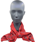 Ein leuchtend roter Seiden-Foulard/Halstuch mit kleinen grau-weißen Paisley-Details, präsentiert auf einem matten grauen Schaufensterpuppenkopf.