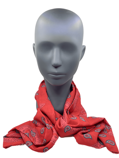 Ein leuchtend roter Seiden-Foulard/Halstuch mit kleinen grau-weißen Paisley-Details, präsentiert auf einem matten grauen Schaufensterpuppenkopf.