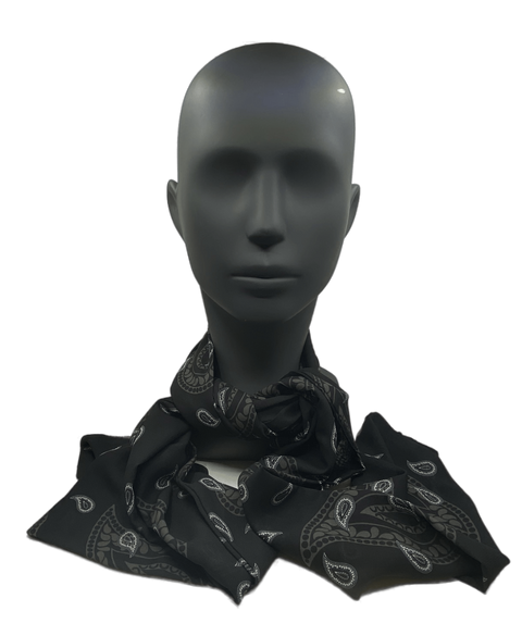 Ein schwarzer Seiden-Foulard/Halstuch mit dezentem grauem Paisley-Muster, präsentiert auf einem schwarzen Schaufensterpuppenkopf.