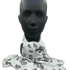 Ein weißer Seiden-Foulard/Halstuch mit schwarzem Paisley-Muster, präsentiert auf einem schwarzen Schaufensterpuppenkopf.