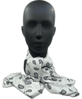Ein weißer Seiden-Foulard/Halstuch mit schwarzem Paisley-Muster, präsentiert auf einem schwarzen Schaufensterpuppenkopf.
