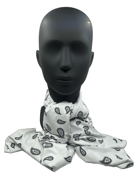 Ein weißer Seiden-Foulard/Halstuch mit schwarzem Paisley-Muster, präsentiert auf einem schwarzen Schaufensterpuppenkopf.