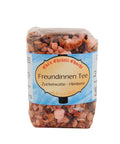 Eine Klarsichtpackung „Freundinnen Tee“ mit Zuckerwatte-Himbeer-Geschmack, die eine farbenfrohe Mischung aus rosa Zuckerstücken, getrockneten Früchten und Teezutaten zeigt.