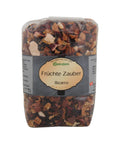 Ein Klarsichtbeutel mit der Früchteteemischung „Früchte Zauber Bizarro“ von Gwürzhüsli, bestehend aus einer Mischung aus getrockneten Fruchtstücken und Blüten.