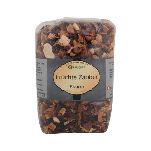 Ein Klarsichtbeutel mit der Früchteteemischung „Früchte Zauber Bizarro“ von Gwürzhüsli, bestehend aus einer Mischung aus getrockneten Fruchtstücken und Blüten.
