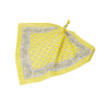 Ein leuchtend gelbes quadratisches Bandana mit klassischem schwarz-weißem Paisley-Rand und Tropfenmuster, das leicht gefaltet und an der oberen Ecke geknotet ist.