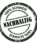 Ein runder, schwarz-weißer Stempel in gebrauchter Optik mit dem Wort „NACHHALTIG“ im Zentrum und dem bogenförmigen Schriftzug „100% SCHWEIZ“ am oberen und unteren Rand.