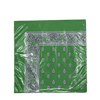 Eine eingeschweißte Packung grüner Papierservietten mit einer schwarz-weißen Paisley-Bordüre und einem passenden Tropfenmuster in der Mitte.