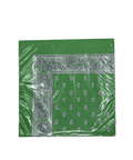 Eine eingeschweißte Packung grüner Papierservietten mit einer schwarz-weißen Paisley-Bordüre und einem passenden Tropfenmuster in der Mitte.