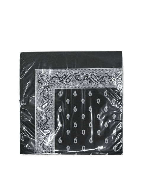 Eine eingeschweißte Packung schwarzer Papierservietten mit einer weißen Paisley-Bordüre und einem passenden Tropfenmuster in der Mitte.