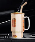Ein beige-farbener Glasbecher, gefüllt mit einem kohlensäurehaltigen Getränk, steht in einem Getränkehalter im Auto mit dunklen Leder- oder Kunststoffsitzen im Hintergrund.