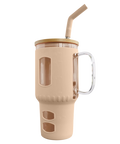 Ein großer Glasbecher in Beige mit einer isolierenden Silikonhülle, einem Henkel, einem Strohhalm und aufgedruckten Füllstandsmarkierungen in Unzen und Millilitern.