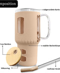 Eine Diagrammaufnahme des beige-farbenen Glasbechers, die seine Bestandteile zeigt: den stabilen Becherkörper mit abgerundeter Kante, einen Bambusdeckel mit Silikonring und einen rostfreien Strohhalm.