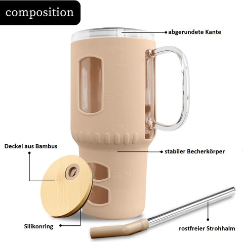 Eine Diagrammaufnahme des beige-farbenen Glasbechers, die seine Bestandteile zeigt: den stabilen Becherkörper mit abgerundeter Kante, einen Bambusdeckel mit Silikonring und einen rostfreien Strohhalm.