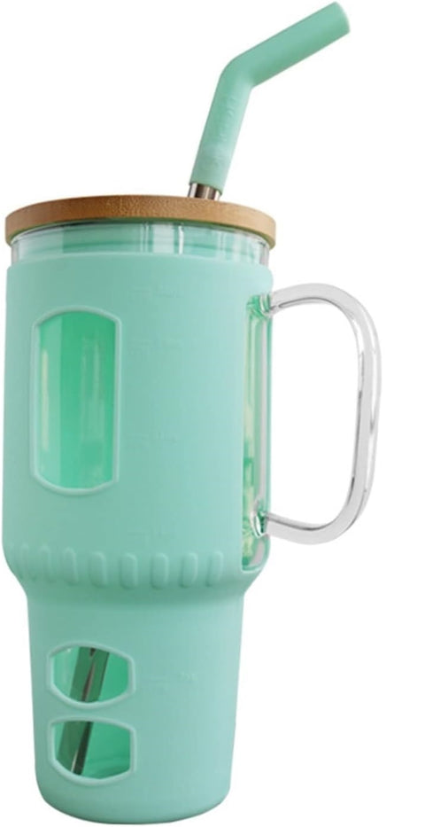 Großer Trinkbecher aus Glas mit mintgrüner Silikonhülle, Holzdeckel, Glasgriff und gebogenem mintgrünem Trinkhalm.
