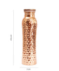 Eine gehämmert aussehende Kupferwasserflasche mit den angegebenen Maßen 27,5 cm Höhe und 7 cm Breite.