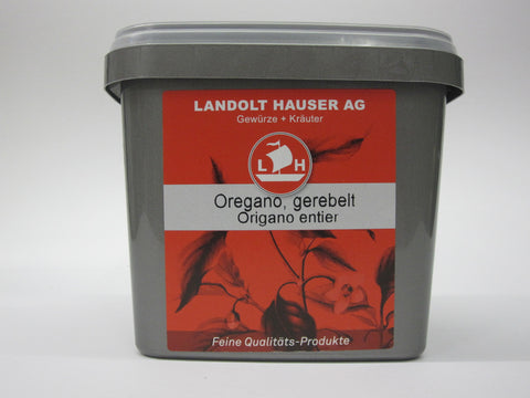 Ein grauer, rechteckiger Behälter mit „Oregano, gerebelt“ von Landolt Hauser AG, versehen mit einem roten Etikett, einem Segelschiff-Logo und einer dunklen künstlerischen Illustration einer Oregano-Pflanze.