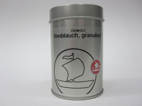 Eine silberne Metalldose für „Knoblauch, granuliert“ von Landolt Hauser AG, mit einer schwarzen Segelschiff-Illustration und einem roten Logo auf weißem Hintergrund.