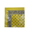Eine eingeschweißte Packung leuchtend gelber Papierservietten mit einer schwarz-weißen Paisley-Bordüre und einem passenden Tropfenmuster in der Mitte.
