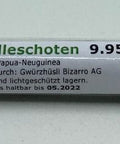 Zwei ganze dunkle Vanilleschoten in einem Klarsichtröhrchen mit weißem Etikett, beschriftet mit „Vanilleschoten“ aus Papua-Neuguinea von Gwürzhüsli Bizarro.