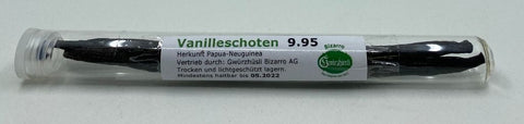 Zwei ganze dunkle Vanilleschoten in einem Klarsichtröhrchen mit weißem Etikett, beschriftet mit „Vanilleschoten“ aus Papua-Neuguinea von Gwürzhüsli Bizarro.