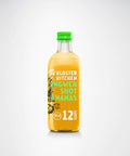 Große Flasche mit gelbem Ingwer- und Ananas-Shot und grünem Deckel.
