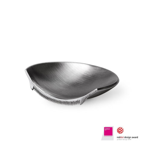 Eine Nahaufnahme des kleinen, gebogenen Kastanienöffners aus Metall mit gezackter Kante.