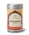 Eine silberne Metalldose „Kardamom gemahlen“ von Classic Ayurveda mit einem gelb-roten Etikett und einem Bio-Siegel.
