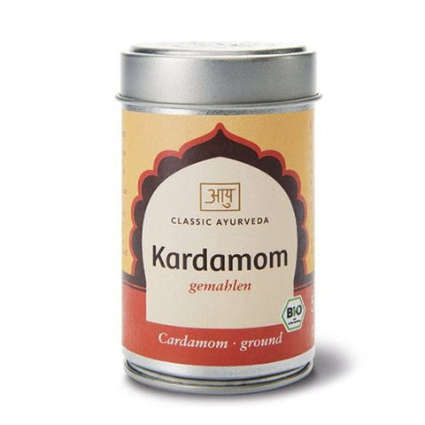 Eine silberne Metalldose „Kardamom gemahlen“ von Classic Ayurveda mit einem gelb-roten Etikett und einem Bio-Siegel.