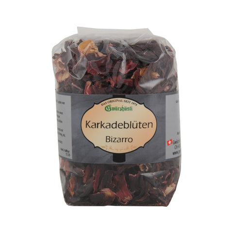 Ein Klarsichtbeutel mit getrockneten Karkadeblüten (Hibiskus) der Marke Gwürzhüsli, beschriftet mit „Karkadeblüten Bizarro“, gefüllt mit tiefroten, grob geschnittenen Blütenblättern.