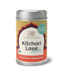 Eine silberne Metalldose „Kitchari Love Gewürz“ von Classic Ayurveda mit einem gelb-orangefarbenen Etikett, einem türkisfarbenen „Ayurveda Klassiker“-Siegel und einem grünen Bio-Logo.