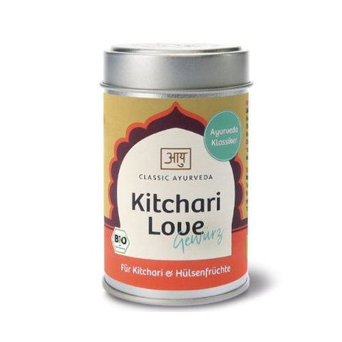 Eine silberne Metalldose „Kitchari Love Gewürz“ von Classic Ayurveda mit einem gelb-orangefarbenen Etikett, einem türkisfarbenen „Ayurveda Klassiker“-Siegel und einem grünen Bio-Logo.