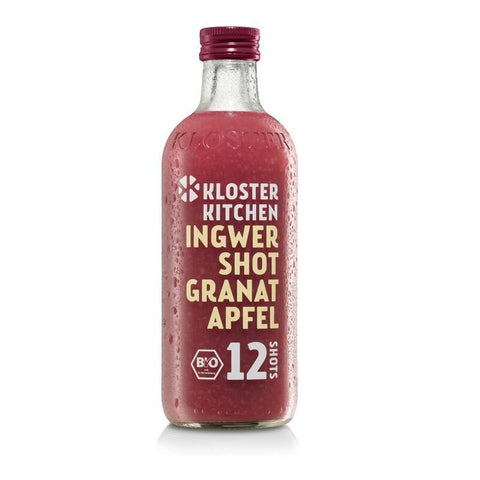Eine große Glasflasche „Kloster Kitchen Ingwer Shot Granatapfel“ mit dem Inhalt für 12 Shots, rötlicher Flüssigkeit, dunkelrotem Deckel und Bio-Siegel.