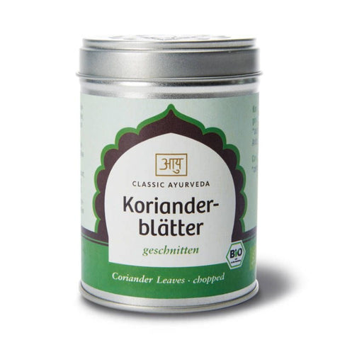 Eine silberne Metalldose „Korianderblätter geschnitten“ von Classic Ayurveda mit einem hell- und dunkelgrünen Etikett sowie einem Bio-Siegel.