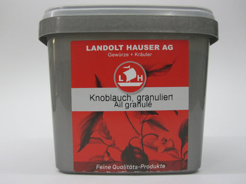 Ein großer, grauer Kunststoff-Vorratsbehälter für Knoblauch granuliert von Landolt Hauser AG mit rotem Etikett, Segelschiff-Logo und transparentem Deckel.