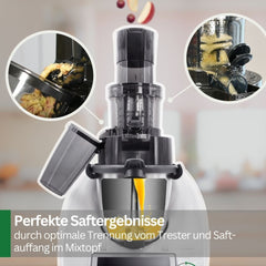 Eine detaillierte Ansicht des SaftPro Entsafter-Aufsatzes auf einem Thermomix, der Saft in den Mixtopf presst. Zwei Lupen zeigen Nahaufnahmen: links die Trennung des Tresters und rechts das herauslaufende Fruchtpüree während des Entsaftens.