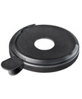 Schwarzer Kunststoff-SaftPRO-Adapterdeckel mit Loch in der Mitte und Ausguss auf weißem Hintergrund.