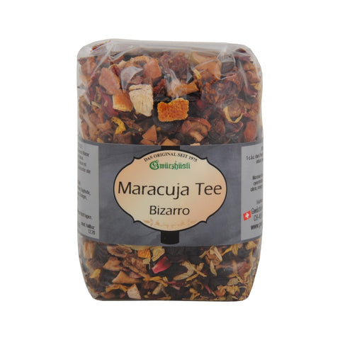 Ein Klarsichtbeutel mit der Früchteteemischung „Maracuja Tee Bizarro“ der Marke Gwürzhüsli, bestehend aus getrockneten Fruchtstücken mit sichtbaren Orangenschalen und Blüten.