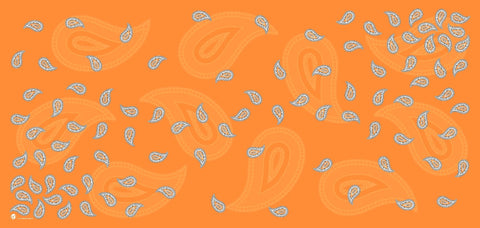 Ein leuchtend orangefarbenes Mikrofaser-Strandtuch mit einem großflächigen Paisley-Design, bestehend aus großen orangefarbenen Motiven und kleineren weiß-schwarzen Tropfenmustern.