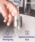 Hand spült ein Dampfkamin-Zubehör aus Edelstahl unter einem Wasserhahn.